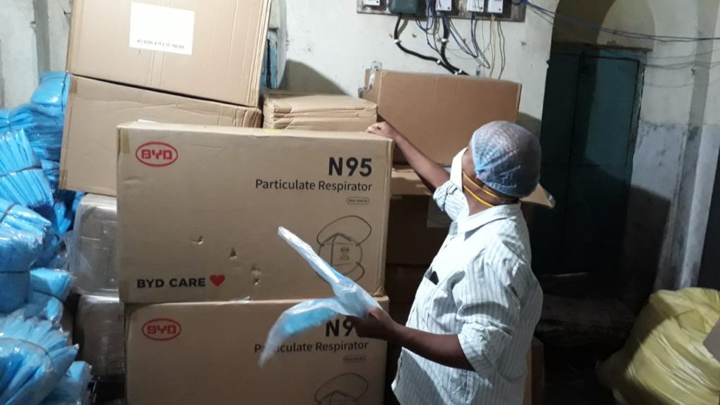 180 kg di kit DPI tra cui maschere N95, guanti, schermi facciali, tuta e termometri digitali orali sono stati spediti dagli USA a Kolkata.